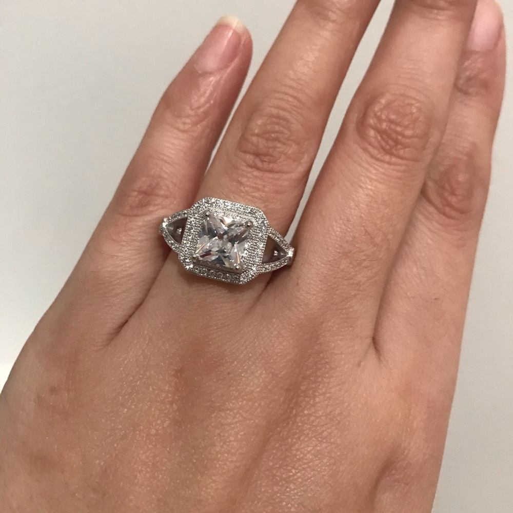 New stunning silver princess cut engagement ring